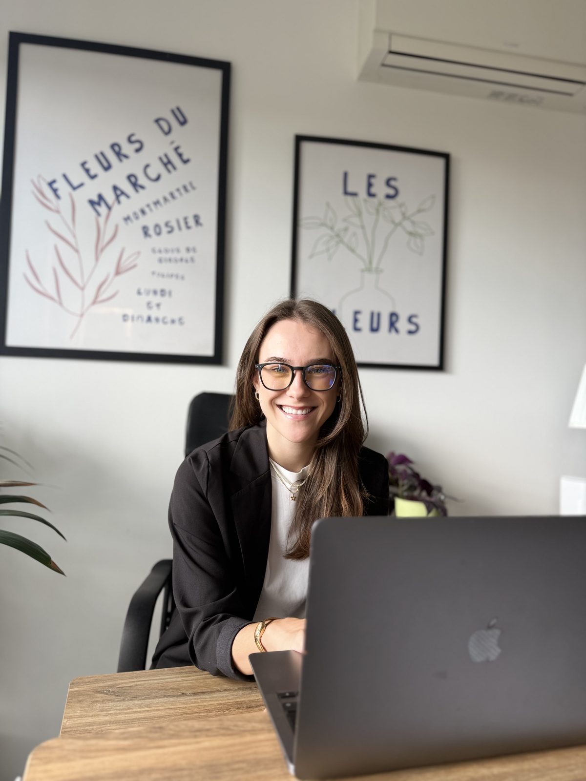 Tereza Ševčíková u pracovního stolu